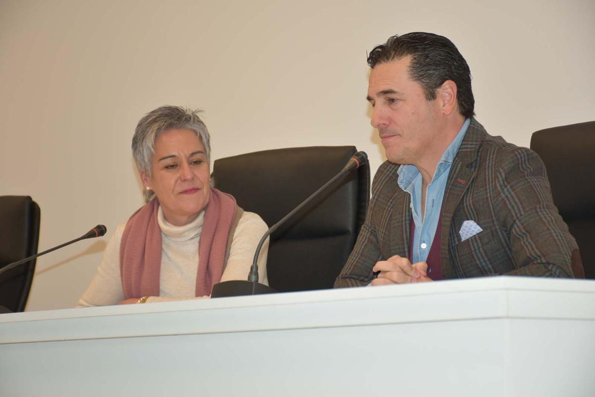 La alcaldesa de Calasparra, Teresa García, junto al empresario Pedro Chicote