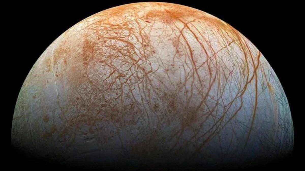 Aquí pueden apreciarse las rayas rojas en la superficie de Europa, que identifican a la más pequeña de las cuatro grandes lunas de Júpiter. La próxima misión Europa Clipper utilizará nuevos instrumentos para investigar esta luna.