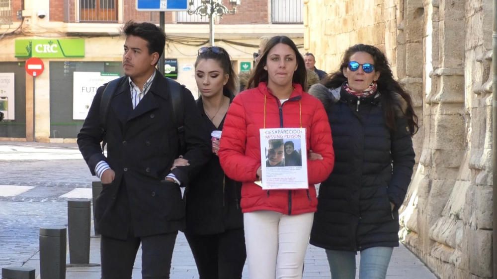 El alcalde de Orihuela ha mostrado su apoyo a la familia del joven desaparecido el 1 de enero en la Costa, Henry Alejandro, en una concentración en el Ayuntamiento