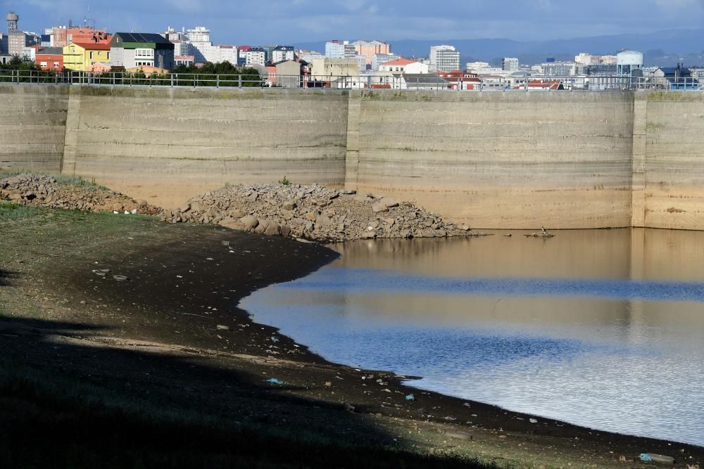 El embalse de Meicende, a un nivel muy bajo