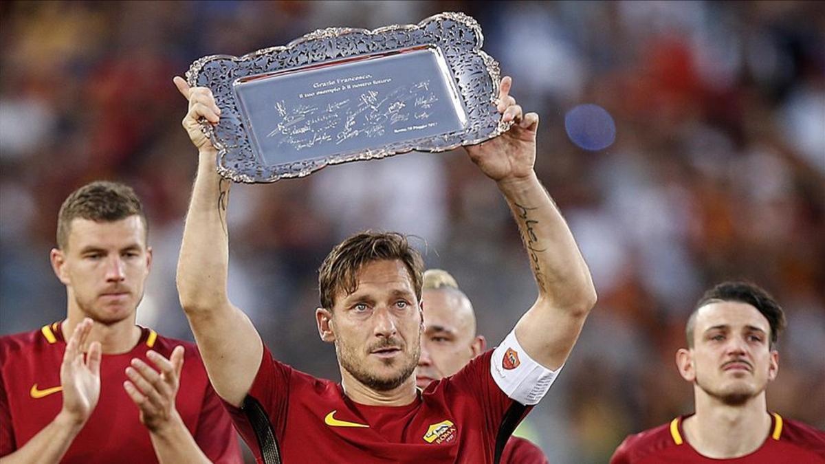 Totti puso fin a 25 años en la Roma, donde es un mito