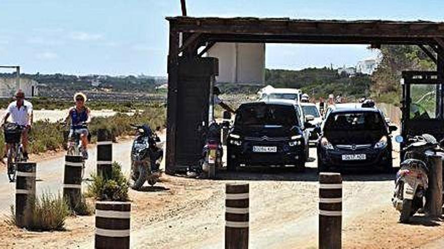 Imagen de archivo del control de acceso a ses Illetes, en Formentera.