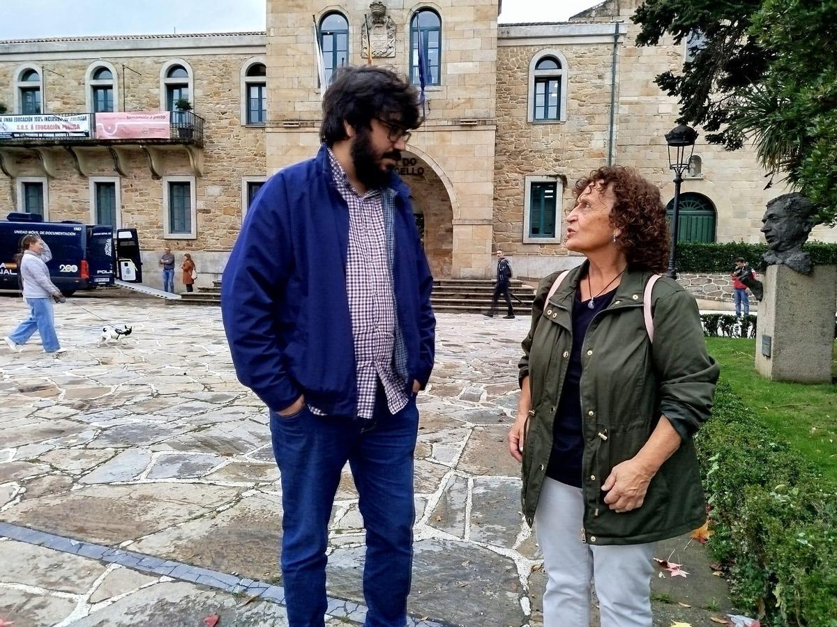 Ricardo Suárez, na entrada aos xardíns Felipe de Castro.