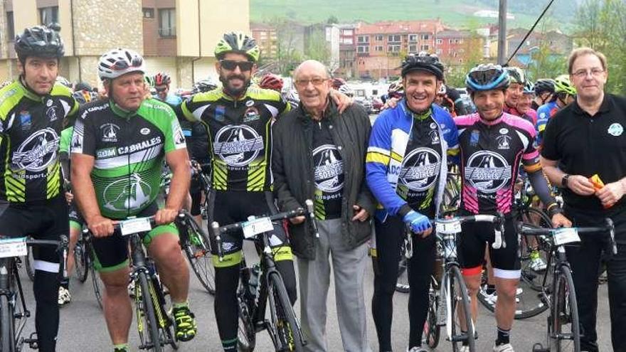 Por la izquierda, Chechu Rubiera, Ángel Sarrapio, Marco Rodríguez, Julio Jiménez, Ángel Arroyo, Guti Navarro y Paco González.