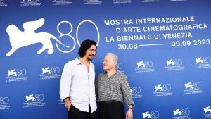 Adam Driver y Michael Mann, en la presentación de ’Ferrari’ en la Mostra de Venecia.