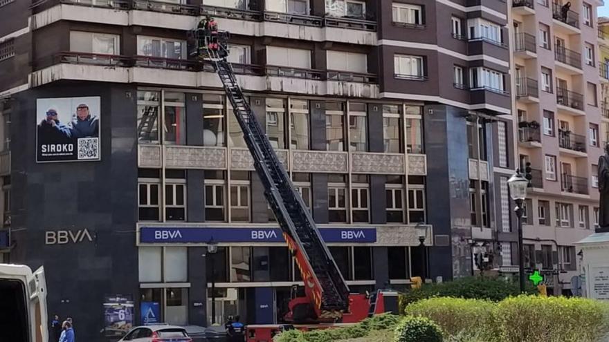 Retirada de cascotes en la plaza del Seis de Agosto