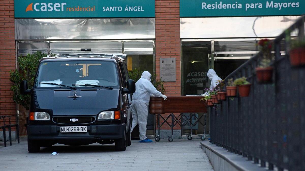 Los  servicios funerarios retiraban en la tarde de ayer el cuerpo de uno de los fallecidos en la residencia Caser.