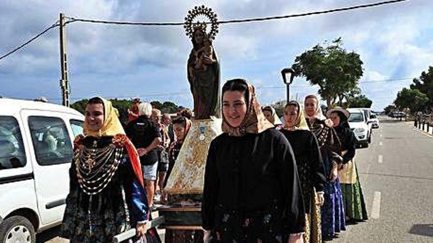 La procesión de la imagen de la Virgen del Pilar en la Mola y la posterior demostración de &#039;ball pagès&#039; en la plaza de la Iglesia.