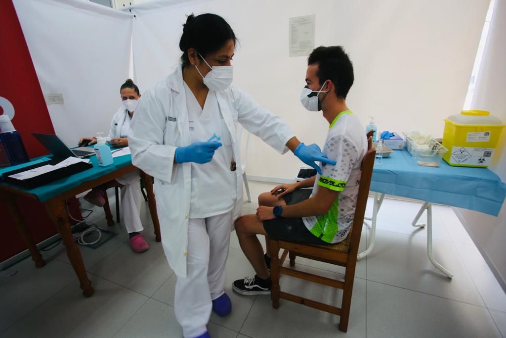 Comienza la inmunización de los veinteañeros en los vacunódromos