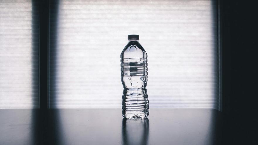 Botellas de agua contaminadas: retiran 78.000 cajas de esta marca