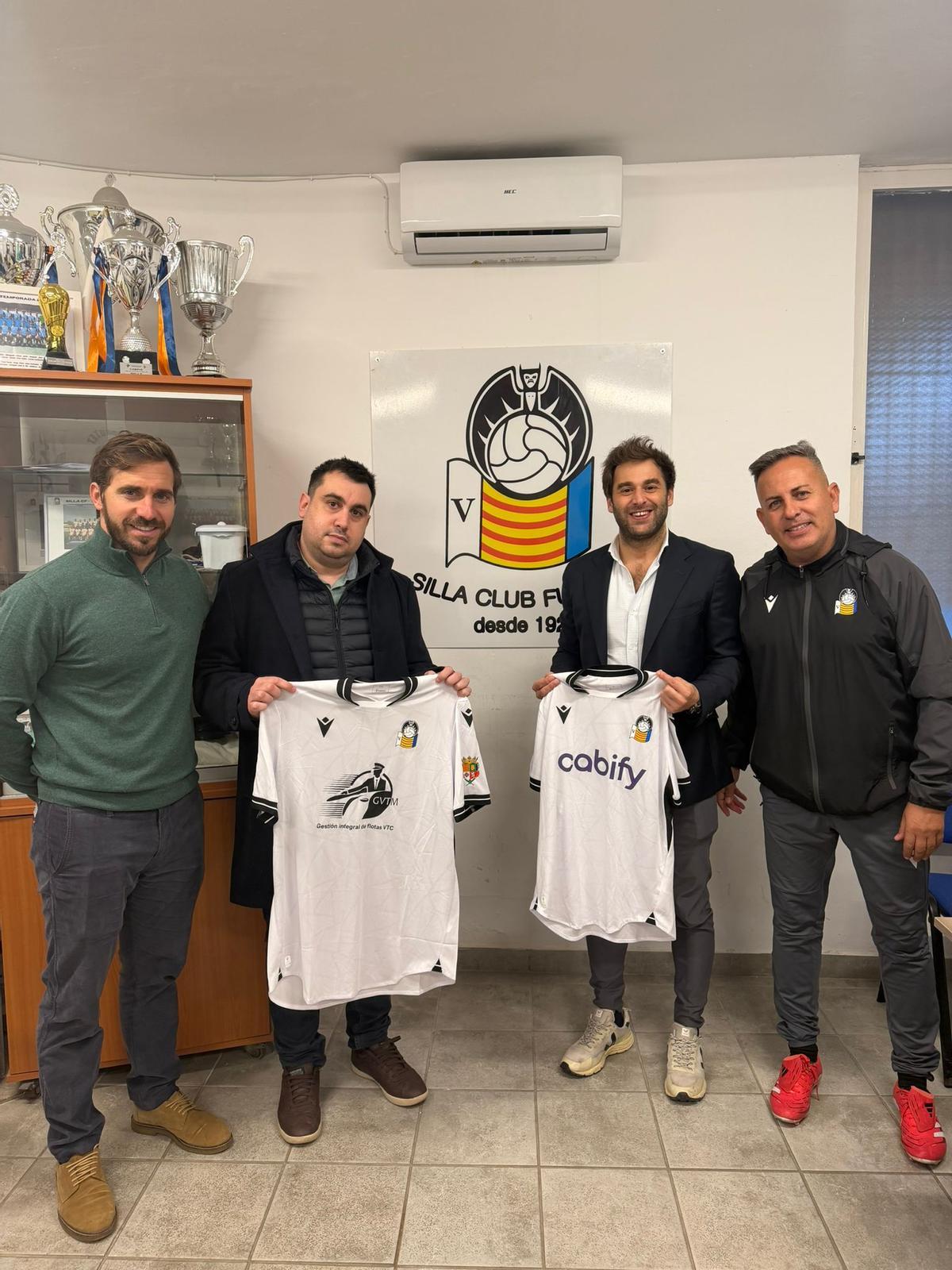 Juan Antonio Montesinos, de Gestora Valenciana, y Antonio García, gestor de Cabify, junto a Dani Castellanos, entrenador del primer equipo y Raúl García, director deportivo del club