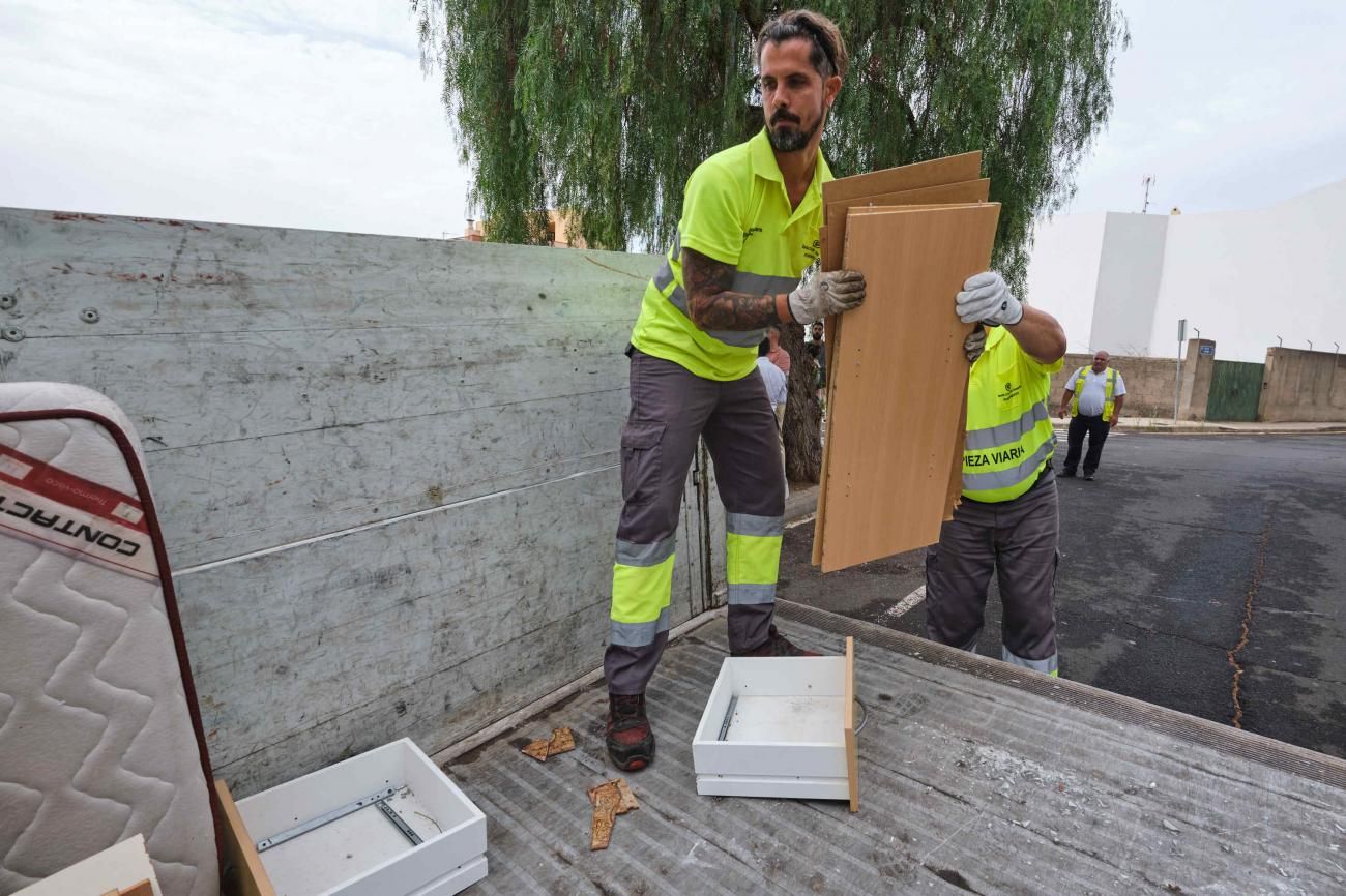 Recogida de enseres en Santa Cruz en el inicio de la campaña '5 días, 5 distritos'