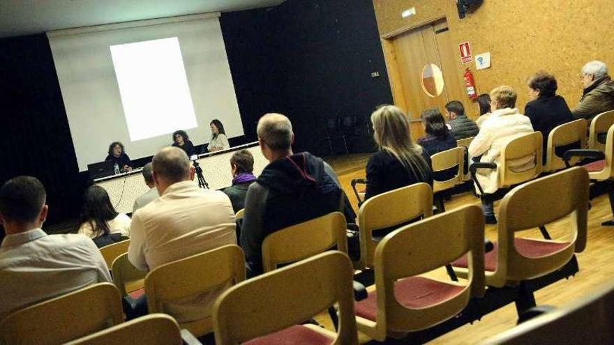 Presentación del Plan de Igualdad ante representantes de la corporación, vecinos y Policía Local. // D.P.