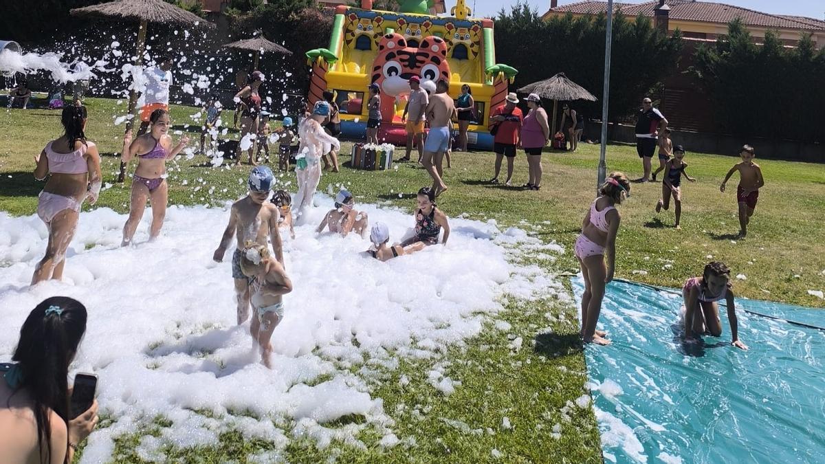 GALERIA | Fiesta de la espuma en San Cristóbal de Entreviñas
