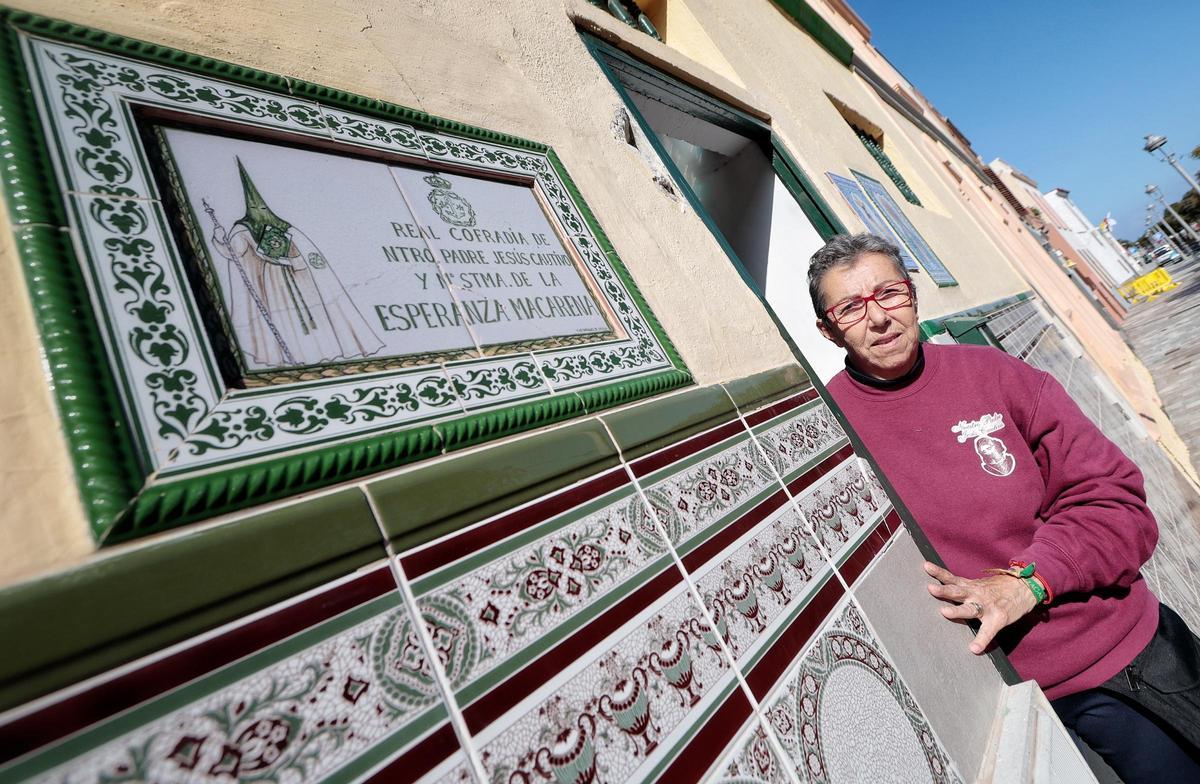 Mariloli en la entrada del local de la Cofradía, junto al barranco de Santos de Santa Cruz de Tenerife.