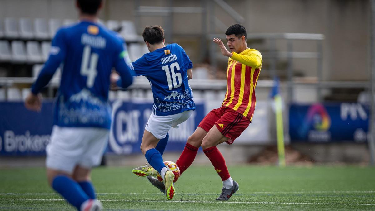Un jugador de la selección aragonesa disputa un balón en el partido contra Cataluña.