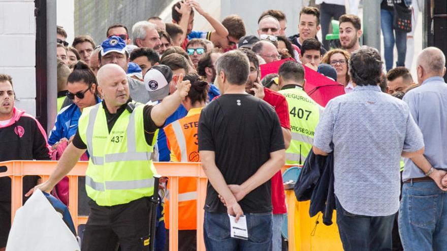 Tensión con seguidores del Hércules en la Ciudad Deportiva del Mestalla el pasado 14 de octubre.