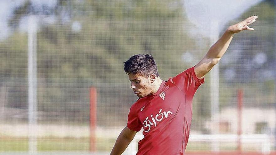 Jorge Meré golpea un balón en el entrenamiento de ayer.