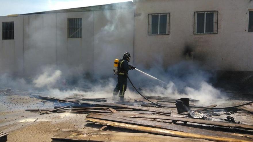 Los bomberos extinguen un incendio en Abarán