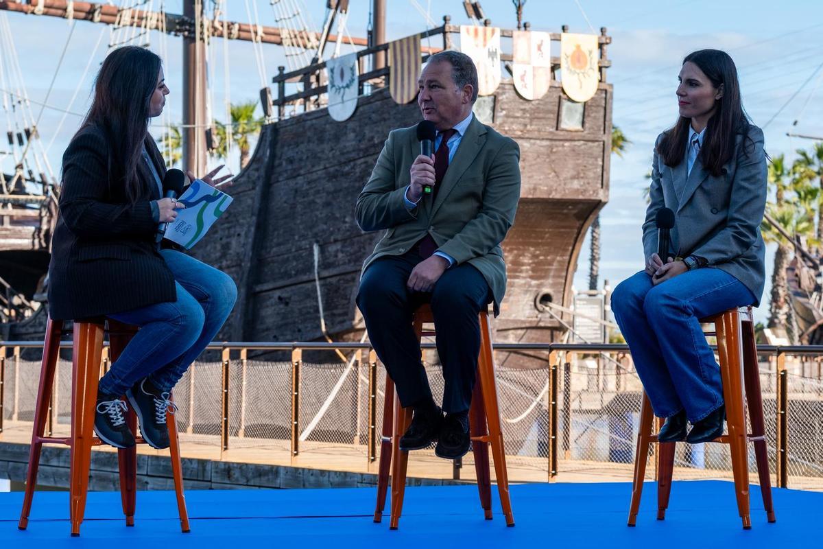 David Toscano y Ana Delgado, durante el acto de presentación en el Muelle de las Carabelas de la Feria de Turismo de Huelva.