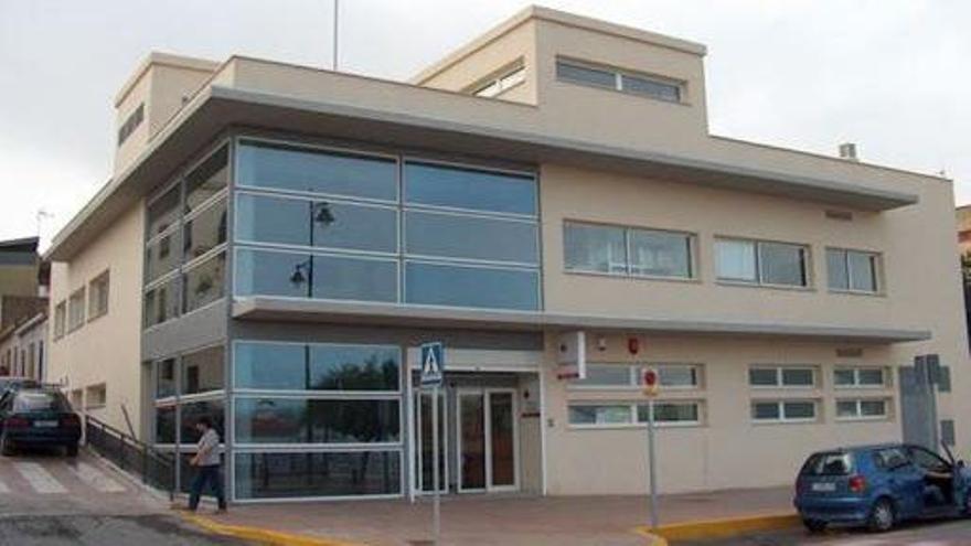 La falta de celador por las noches lastra el servicio del centro de salud de Enguera