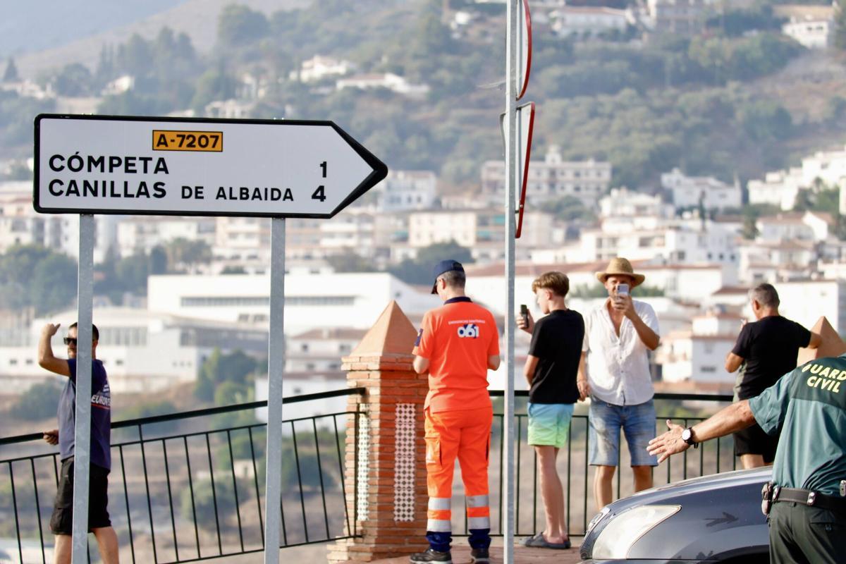 El Infoca lucha contra el incendio forestal declarado este viernes a mediodía en el término municipal de Árchez y que ha obligado a desalojar viviendas de diseminados de Árchez y Cómpeta. En este último municipio se ha instalado el puesto de mando para coordinar las labores de extinción, en la que participan una docena de medios aéreos y casi 150 bomberos forestales.