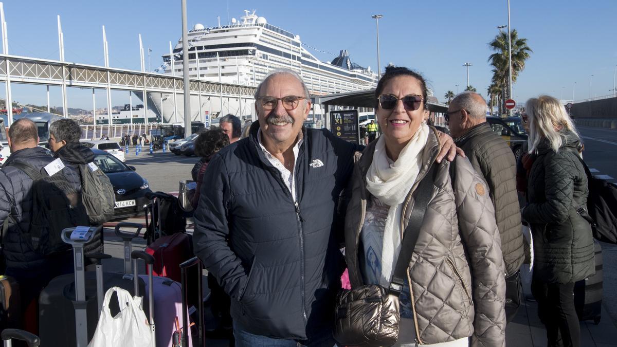 Lluis Monfort y su esposa Carme antes de embarcar en el crucero MSC Macnífico y dar la vuelta al mundo durante los próximos cuatro meses.