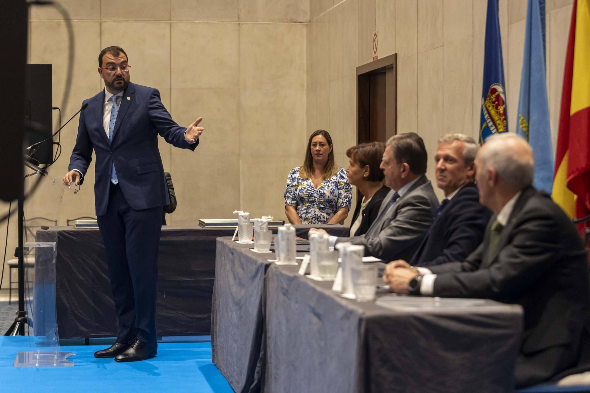 La Asociación Día de Galicia en Asturias entrega su medalla de oro a Adrián Barbón y Carmen Moriyón