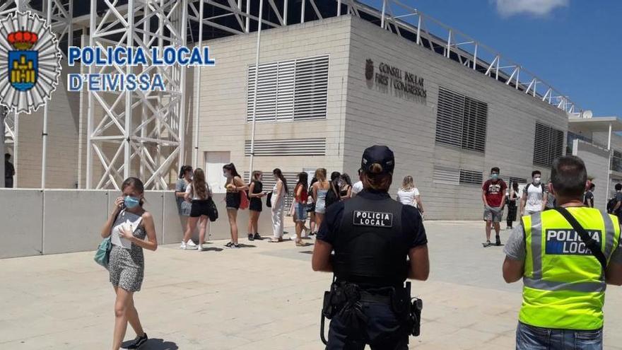 Dos agentes en el Recinto Ferial.