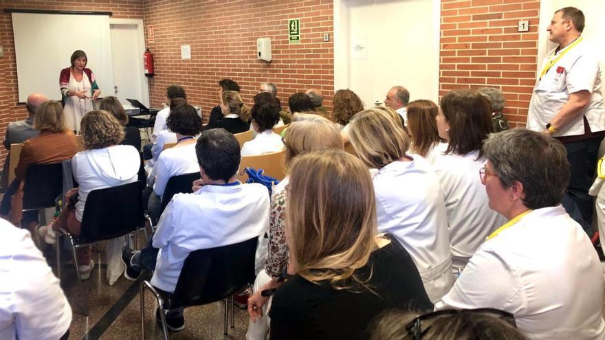 La consellera de Salut, Alba Vergés, durant la reunió amb els professionals del CAP de Cassà de la Selva.