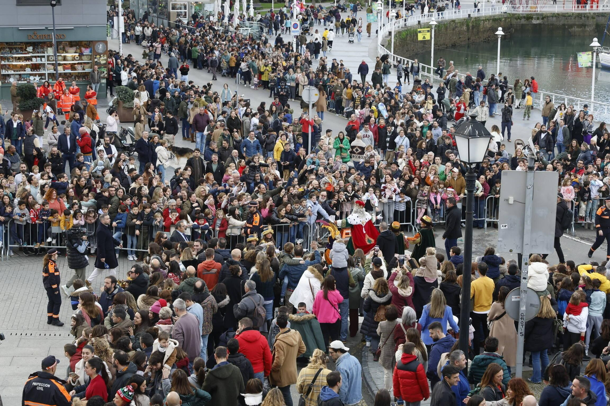 En imágenes: Los Reyes Magos desembarcan en Gijón