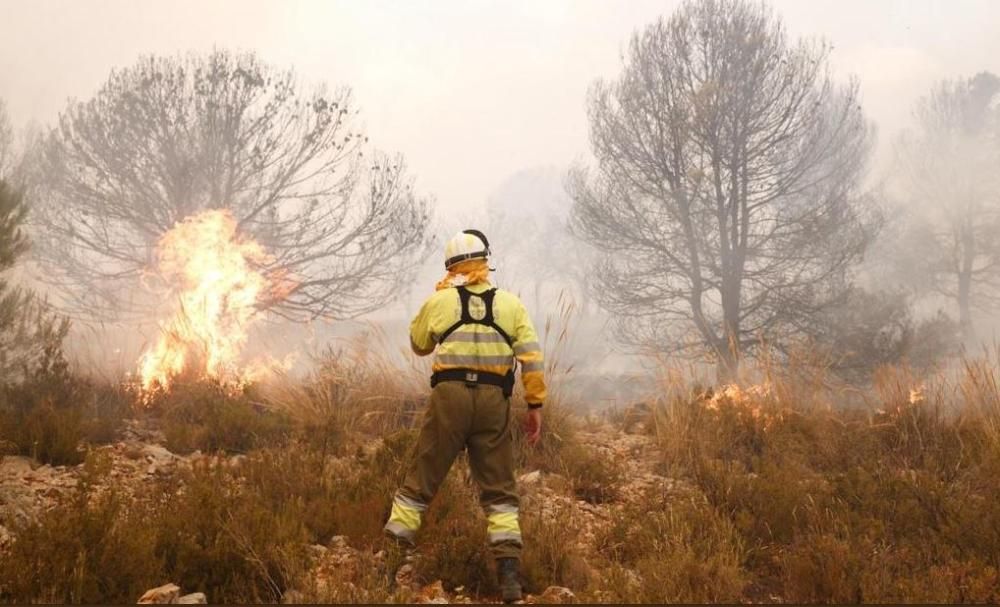 Bomberos trabajando en las labores de extinción