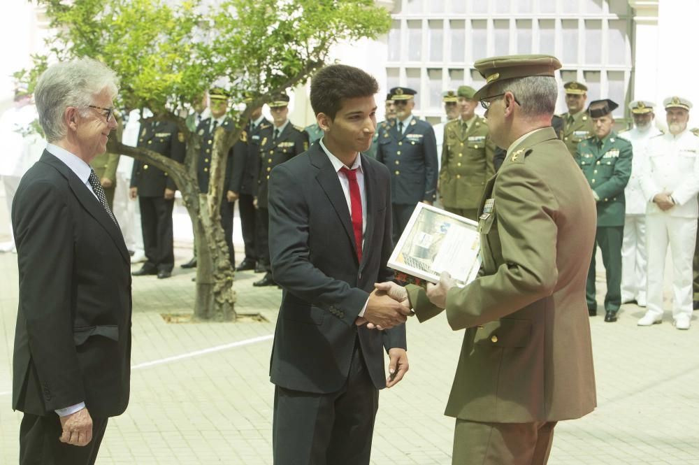 Entrega de diplomas y medallas militares