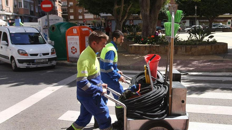 Operarios del servicio de limpieza viaria de Limasa.