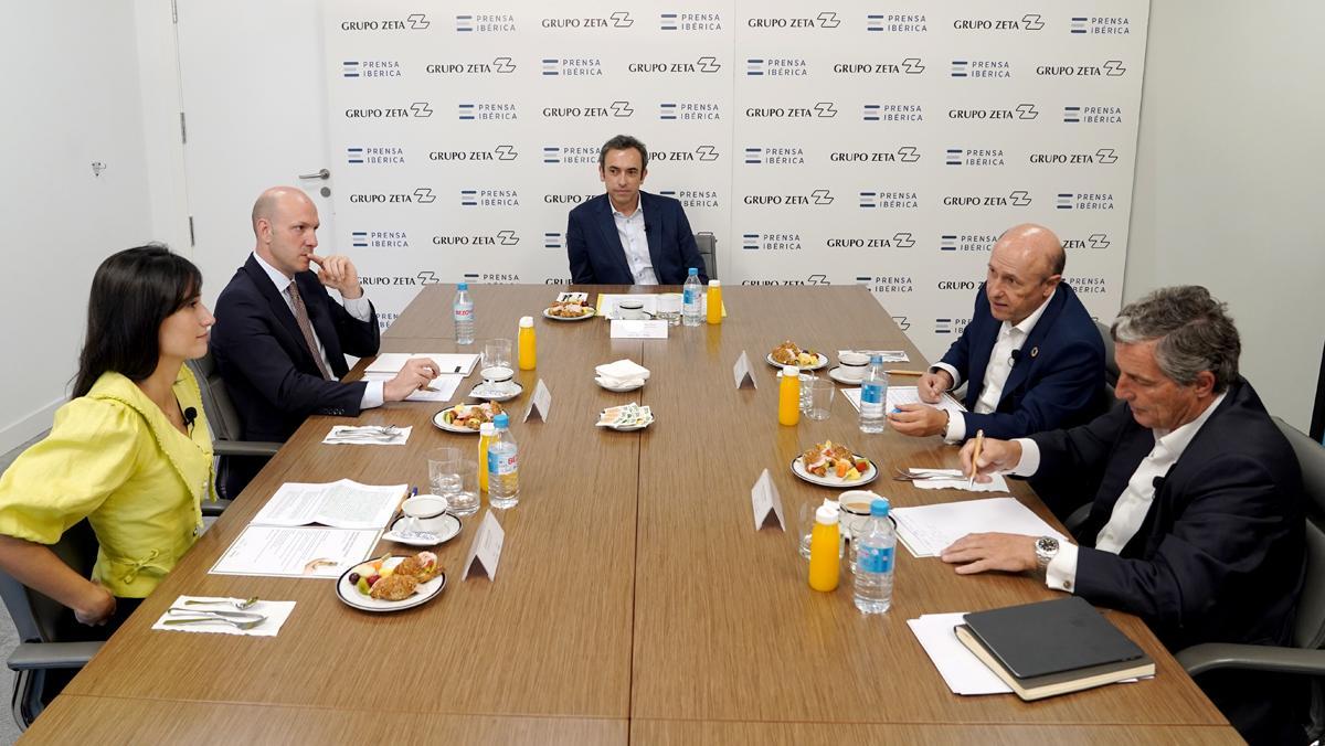 Debate entre los participantes de la mesa redonda.