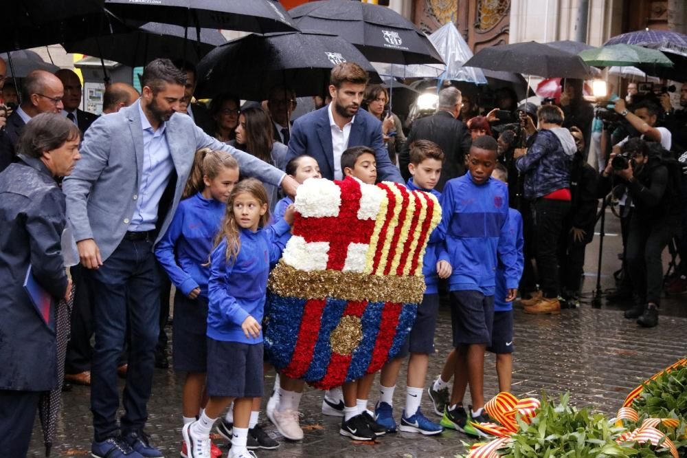 Les ofrenes florals al monument a Rafael Casanova