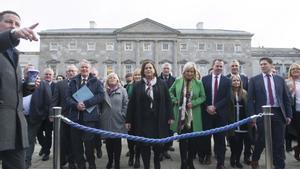 La líder del Sinn Féin, Mary Lou McDonald, en el centro, ante el Parlamento norirlandés, en Dublín.