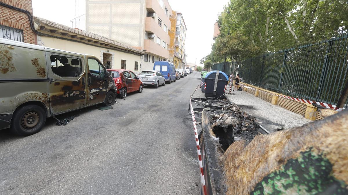 Contenedores quemados en Oliver-Valdefierro