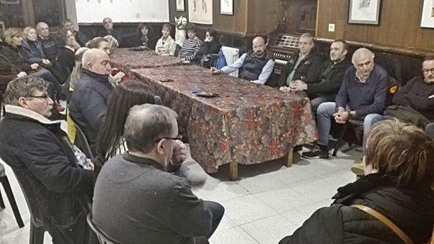 Reunión de empresarios, vecinos y representantes municipales.