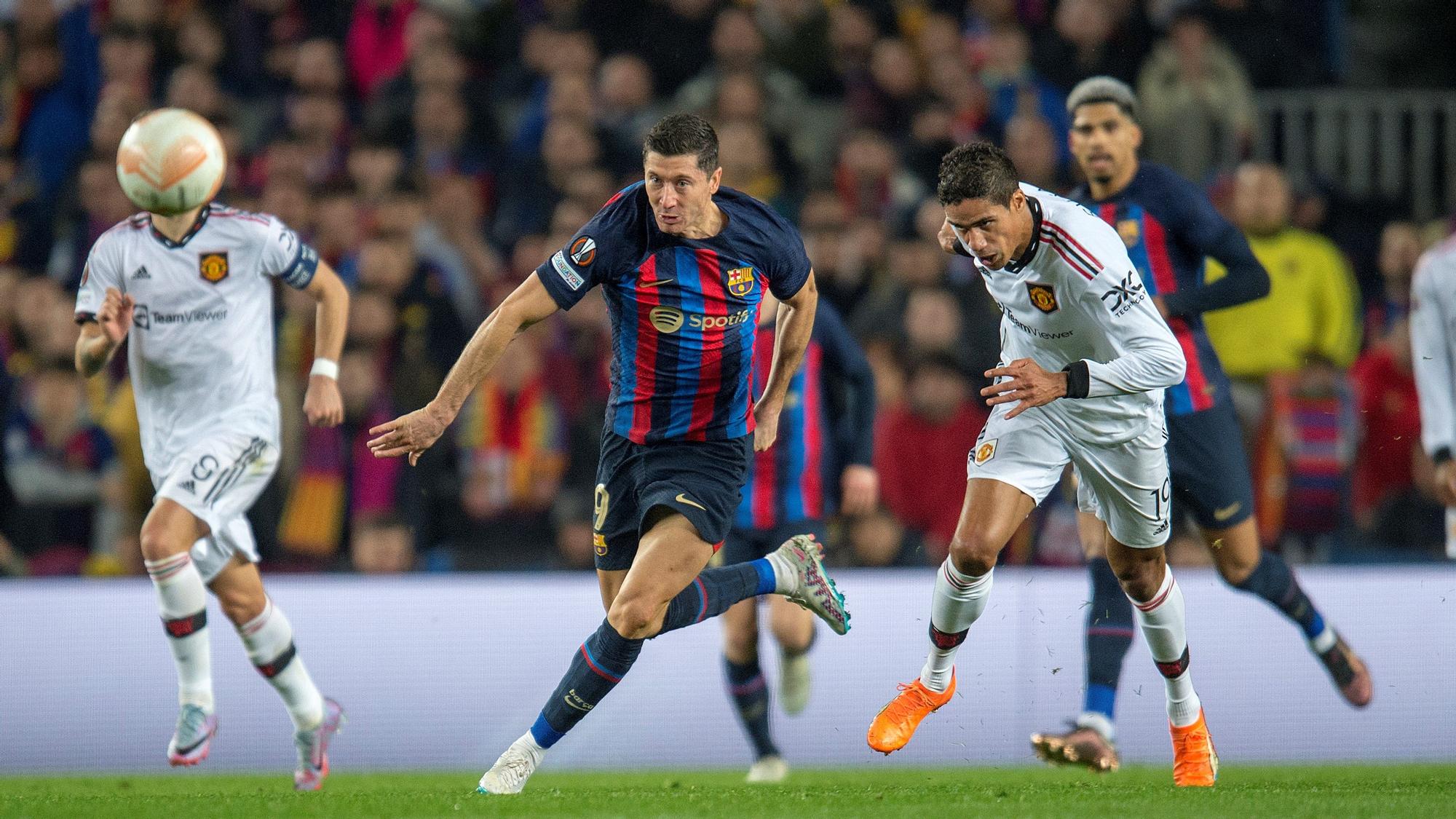 Barcelona 16.02.2023. Deportes. Lewandowski y Varane persiguen el balón durante el partido de ida de los 1/8 de final de la Europa League entre el FC Barcelona , Barça, y el Manchester United en el Camp Nou. Fotografía de Jordi Cotrina