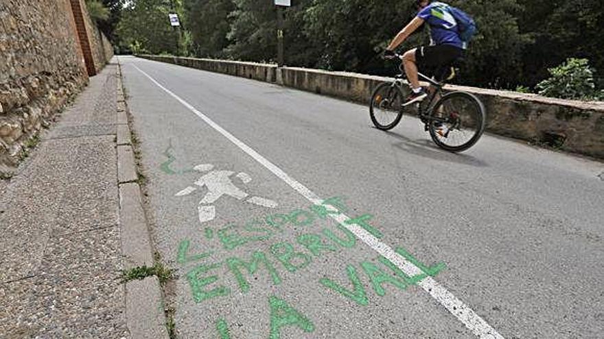 Pintades contra els esportistes  a la vall  de Sant Daniel