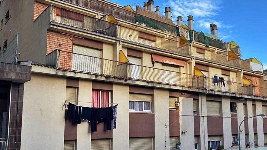 El bloc de pisos ocupat al número 16 de la carretera de Manresa de Solsona