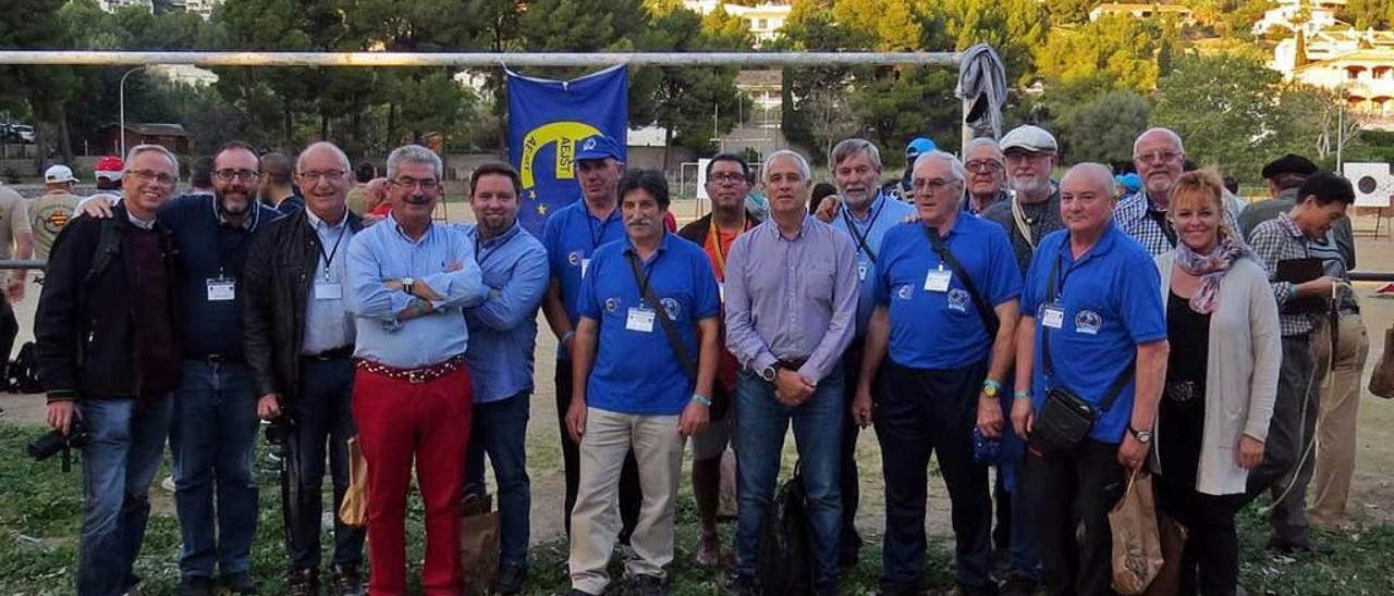 Los representantes de la asociación del bolo vaqueiro, con los directivos de la asociación europea de juegos y deportes tradicionales.