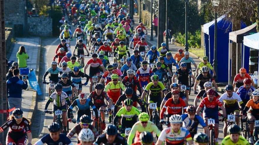 El lalinense Javier Busto vence a 456 ciclistas en la Transgalaica por Cerdedo-Cotobade