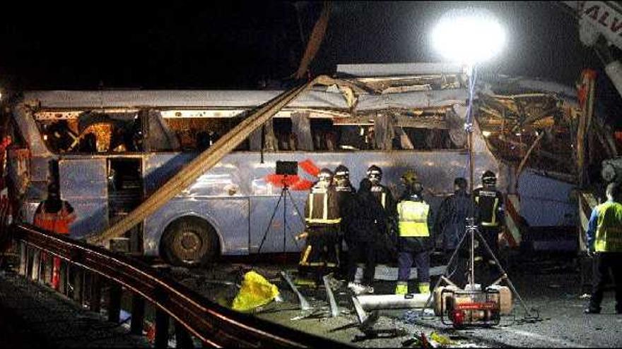 Los equipos de emergencias al pie del autobús siniestrado en Benalmádena. / EFE