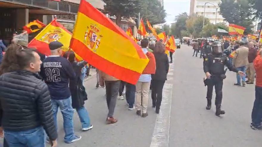 Más de 400 personas concentradas en el entorno de la sede del PSOE de Badajoz