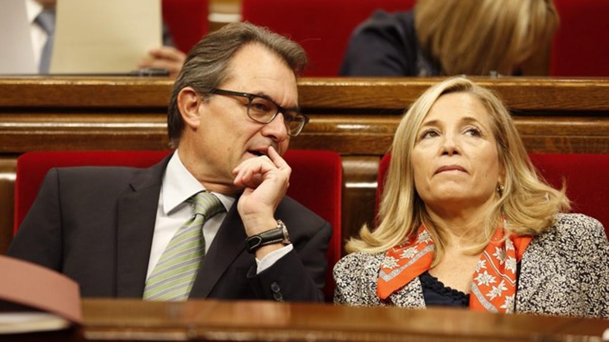 Artur Mas y la vicepresidenta del Govern, Joana Ortega, durante el pleno del Parlament, este miércoles.