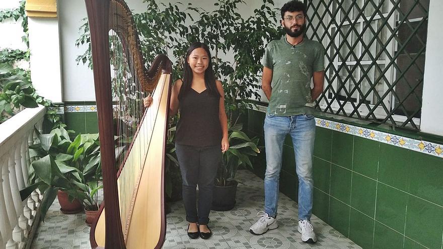 La arpista Claudia Feng Pedrajas y el tenor José Manuel Portas, esta semana. | A.V.