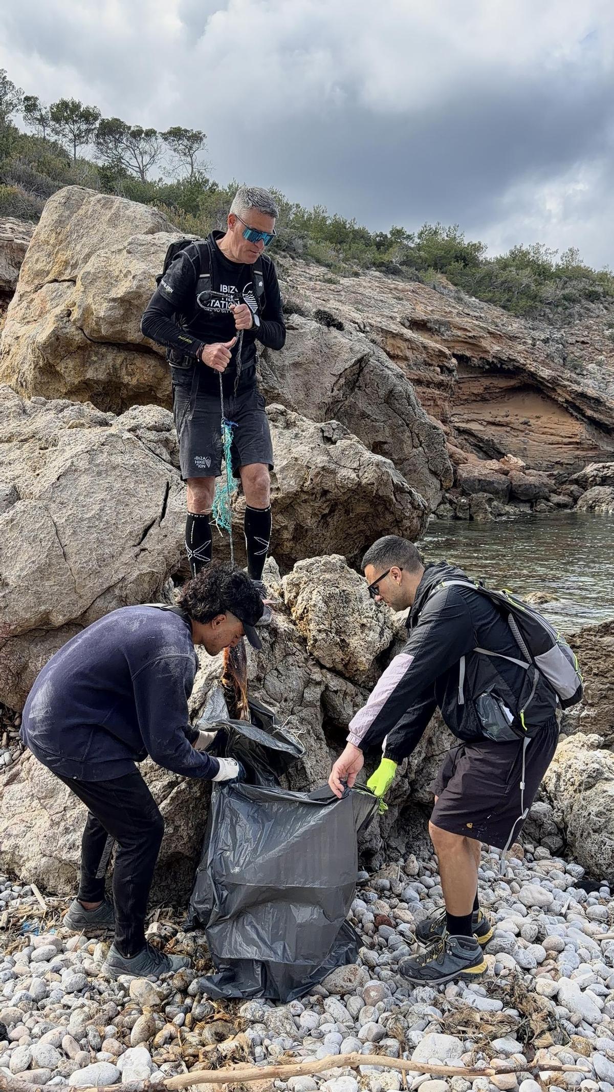 25 hikers limpian dos playas escondidas de Ibiza