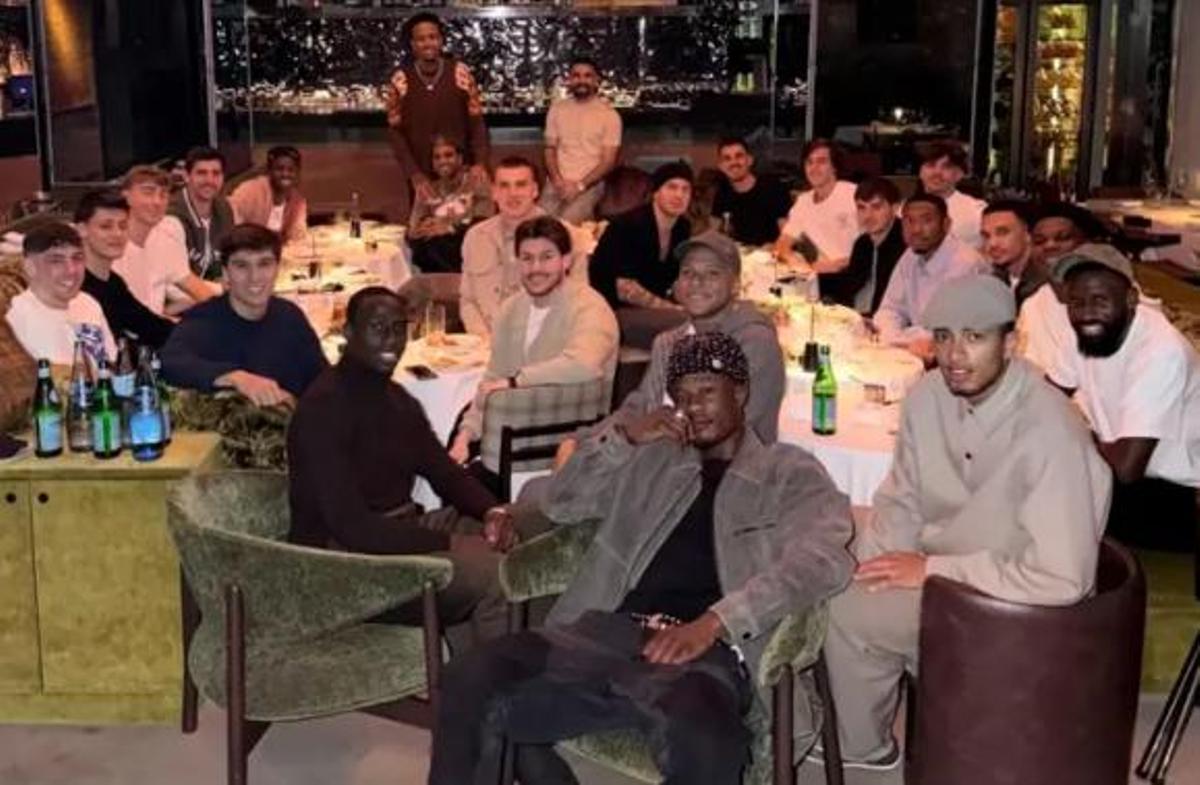 Imagen de la plantilla blanca en la cena de conjura.